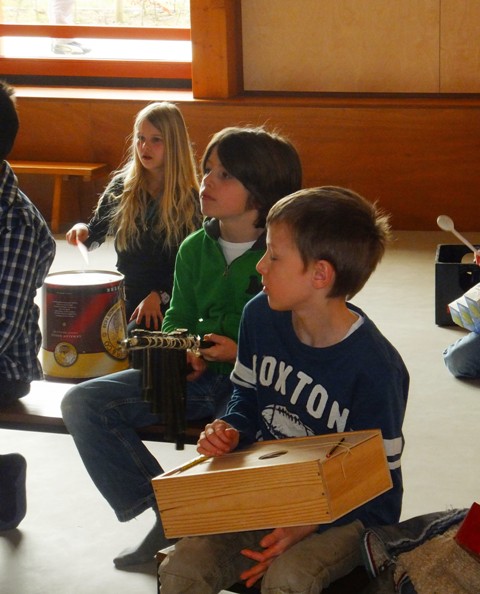 kinderen maken muziek